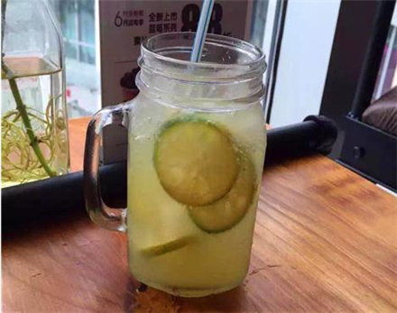 AI助力品质生活：探索健康饮品市场的先锋——霸王茶姬彩神vl