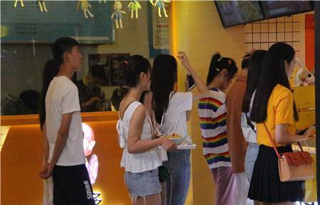 95后小伙子商场租10㎡档口专做茶油炒饭小菜免费自取！彩神vll(图1)
