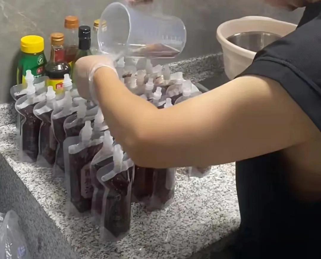 地摊经济爆火但餐饮摆摊难彩神vll“暴富”(图9)
