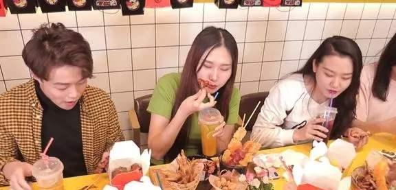 西安90后美女开手撕鸡架店鸡彩神vll架口味多样现榨果饮也受顾客青睐(图3)