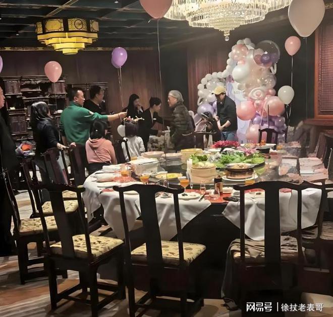 彩神vll郭晶晶山西为爱女庆生素颜现身亲和力十足生日宴选址大有讲究(图5)