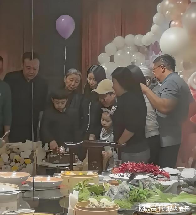 彩神vll郭晶晶山西为爱女庆生素颜现身亲和力十足生日宴选址大有讲究(图4)